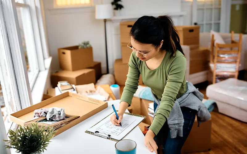 Erste eigene Wohnung Checkliste, erste eigene Wohnung, Einzug Checkliste, Umzug Checkliste, Mietvertrag, Mietvertrag verstehen, Kaution, Kaution Rückzahlung, Wohnungsübergabe, Übergabeprotokoll, Meldezettel, Anmeldung Wohnsitz, Haushaltsbudget, Haushaltsbuch, Haushaltsversicherung, Haftpflichtversicherung, Strom anmelden, Internet anmelden, Schlüsselübergabe, Türschloss wechseln, Umzug Wien, Umzugsfirma Wien, Möbeltransport Wien, Kleintransport Wien, Verpackungsmaterial Wien, Umzugskartons Wien, Packservice Wien, Einpackservice Wien, Halteverbot Umzug Wien, Halteverbotszone Wien, Montage Wien, Möbelmontage Wien, Küchenmontage Wien, Umzugskosten Wien, Umzug Preise Wien, Wohnungsreinigung, besenrein, Nachsendeauftrag, Adressänderung